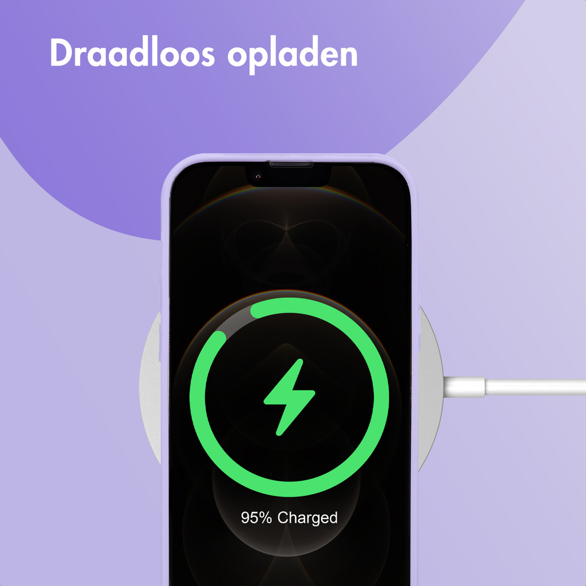 Telefoon met een oplaadsymbool op het scherm, draadloos opladen. De telefoon is paars.