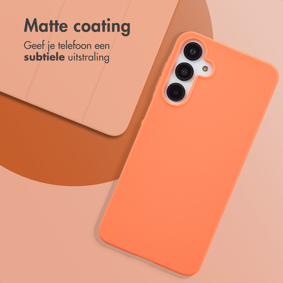 Orangefarbene Handyhülle mit einem Telefon, auf beigem Hintergrund.