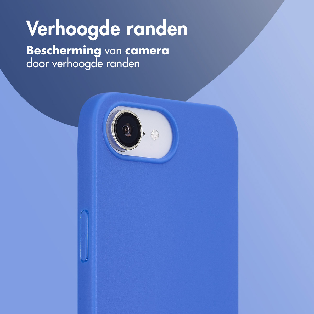 Nahaufnahme einer blauen Handyhülle, die die Kamera und die Ränder des Telefons bedeckt. Blauer Hintergrund.