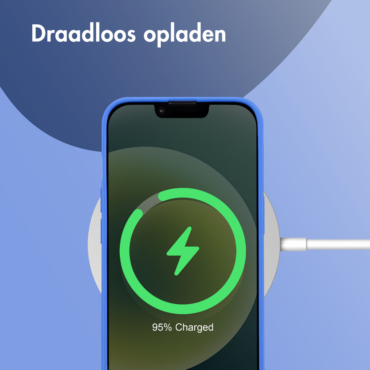 Telefon lädt kabellos, mit blauer Hülle und 95% Ladeanzeige.