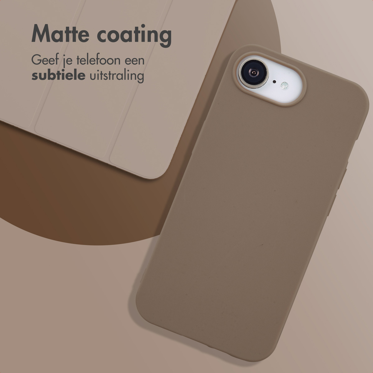 Eine braune Handyhülle mit einem Telefon darin. Die Hülle ist matt und der Hintergrund ist braun.