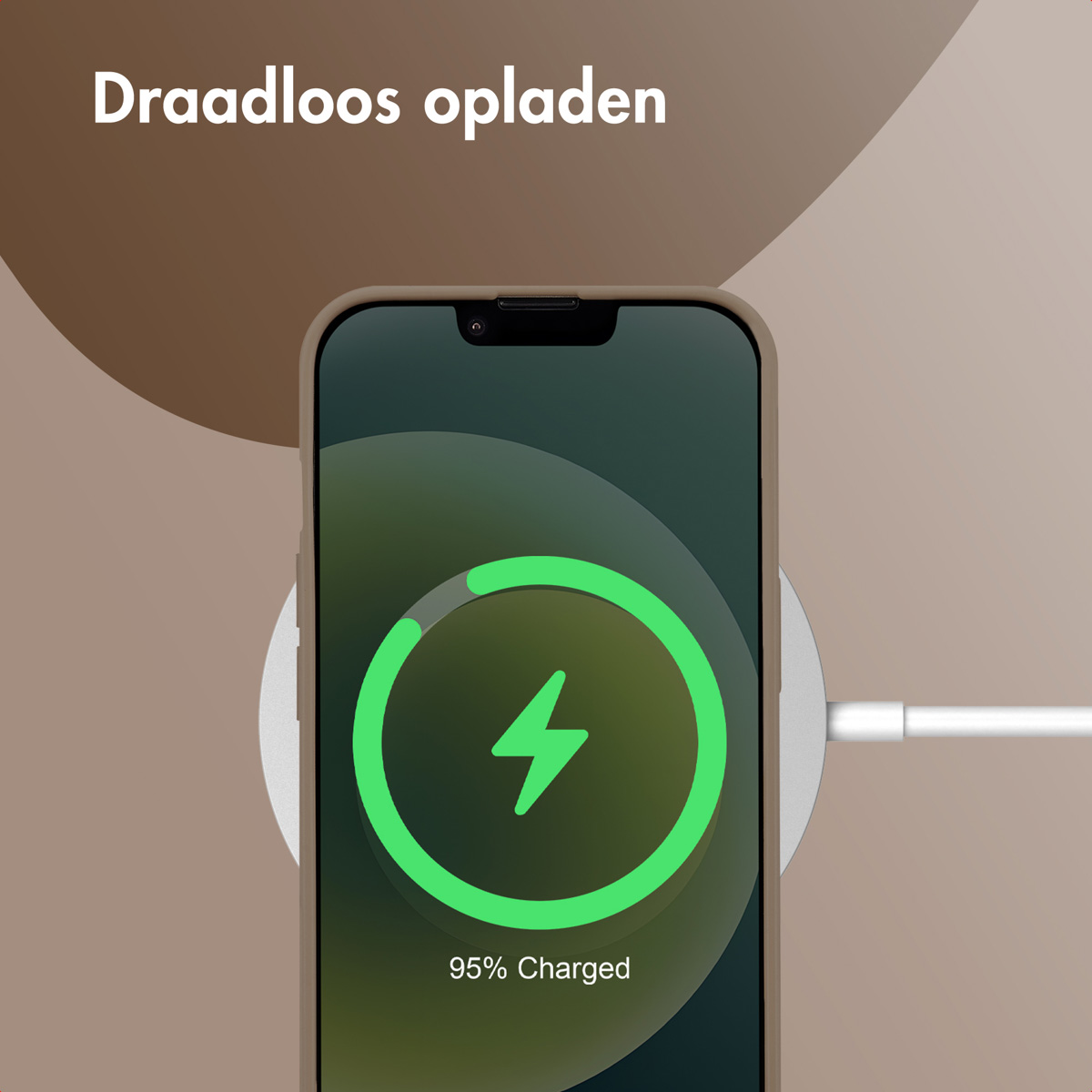 Telefon wird kabellos aufgeladen. Ein Telefon wird auf einem weißen Ladepad aufgeladen.