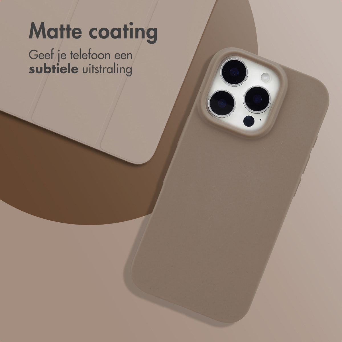 Coque de téléphone beige, téléphone et coque sur fond beige, revêtement mat.
