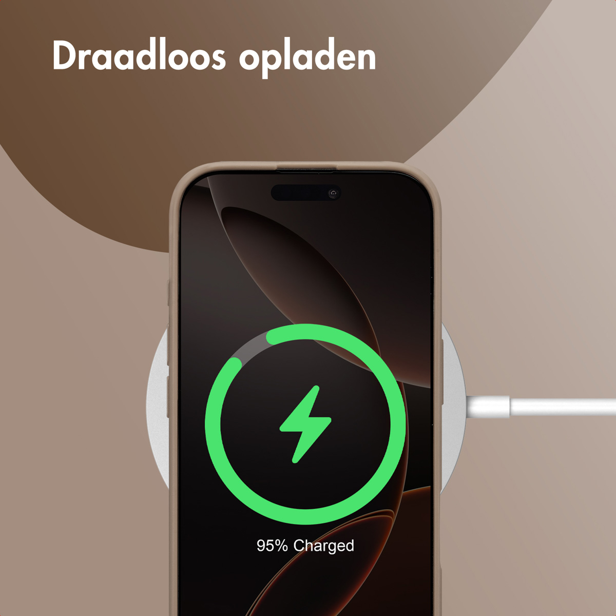Téléphone en charge sans fil. Un téléphone se charge sur un socle de charge blanc.