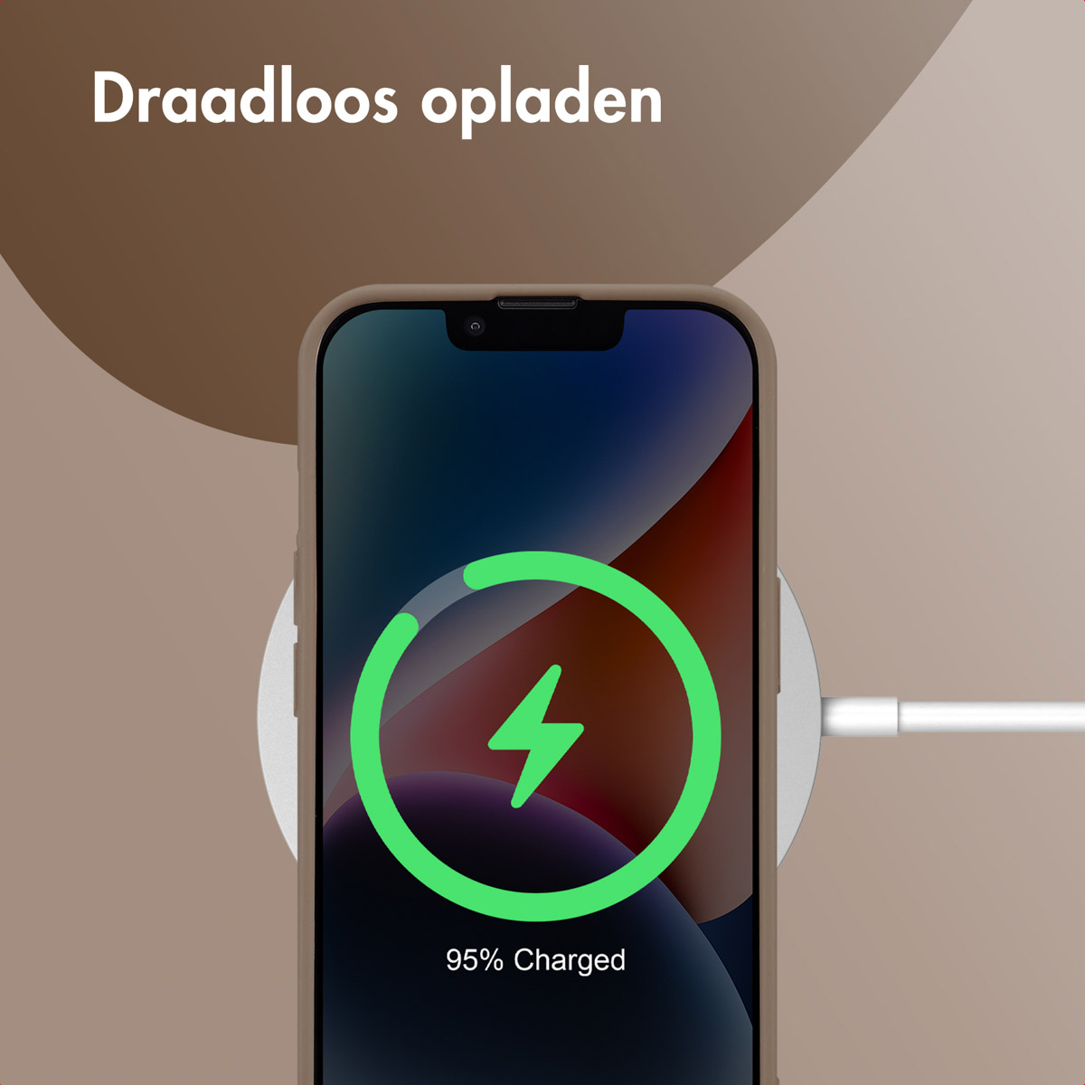 Telefoon draadloos opladen op een witte oplaadpad. Telefoon heeft een bruine hoes. 95% opgeladen, bruine achtergrond.