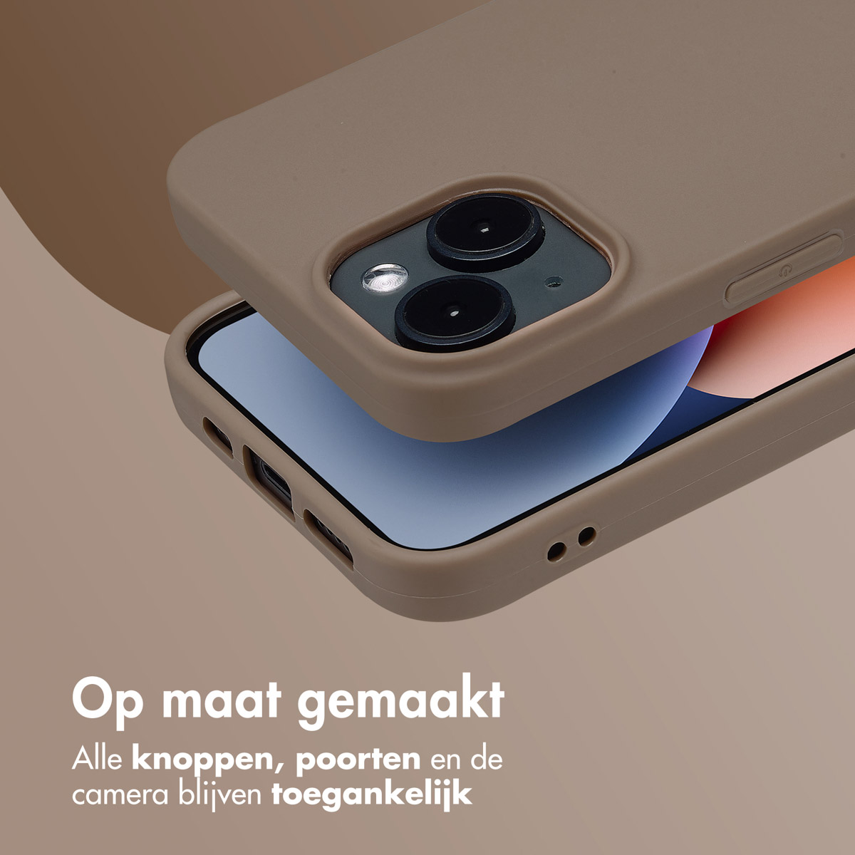 Tan telefoonhoes over telefoon, knoppen en poorten toegankelijk. Bruine achtergrond, witte tekst.