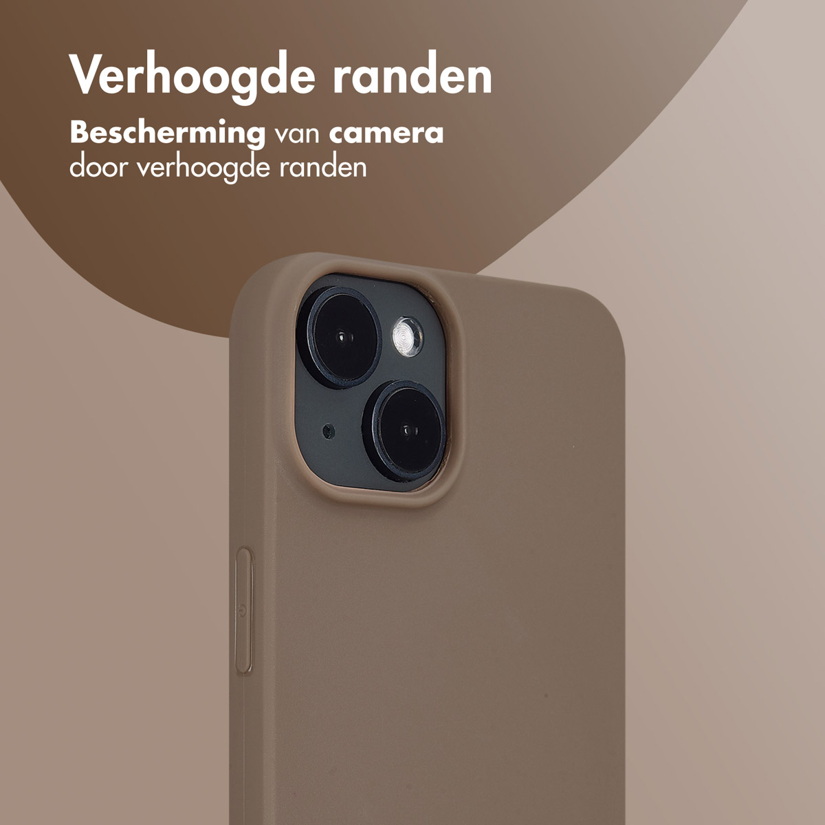 Bruin telefoonhoesje met een telefoon. Close-up van de camera. Tekst: Verhoogde randen.