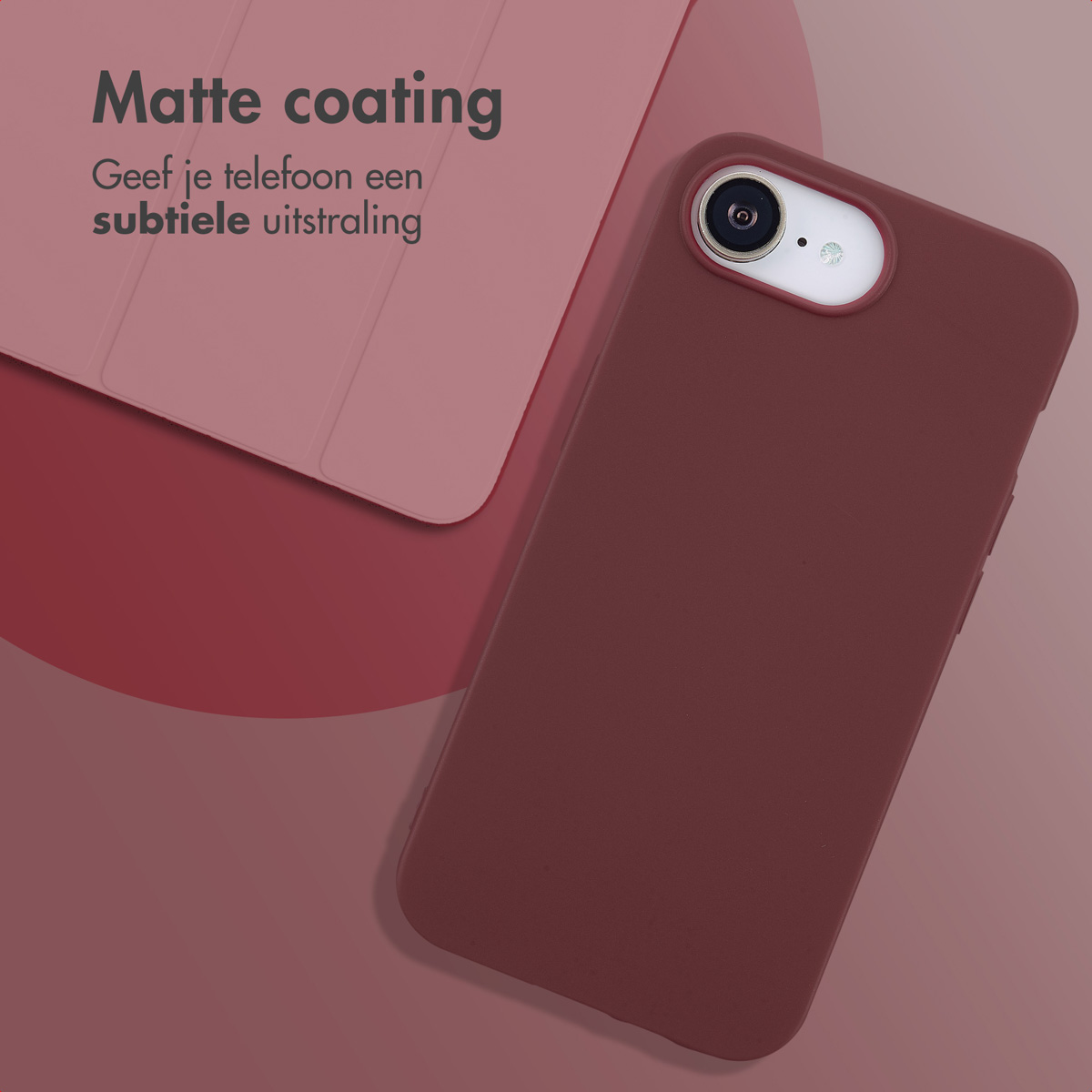 Eine weinrote Handyhülle mit Telefon. Die Kamera ist mit einer matten Beschichtung versehen.