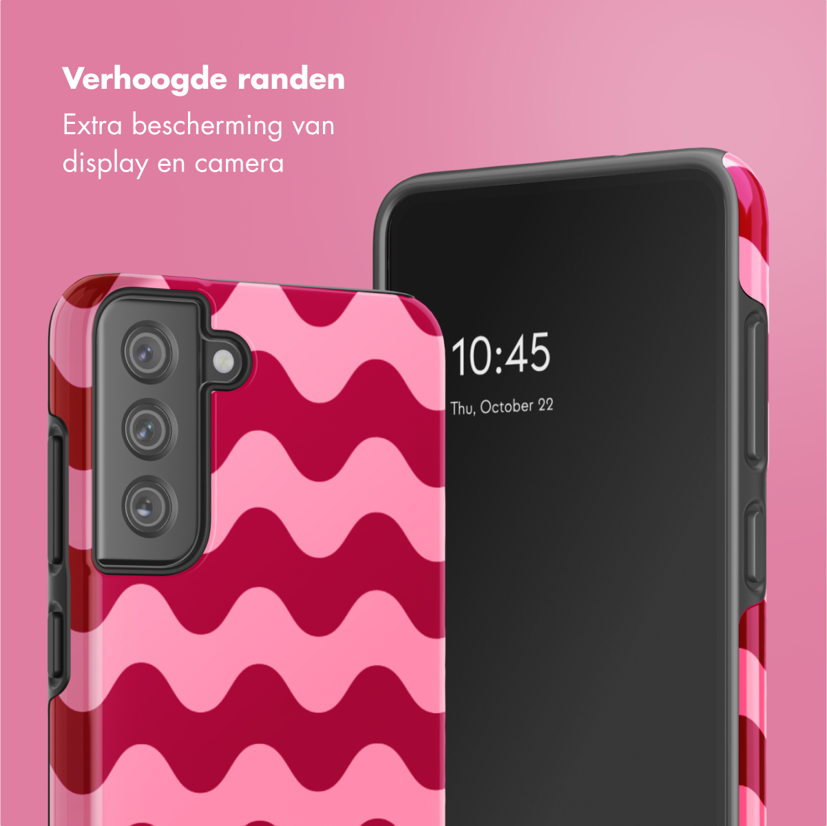 Un telefono con una custodia a motivo ondulato rosso e rosa. Il telefono mostra l'ora. Sfondo rosa.