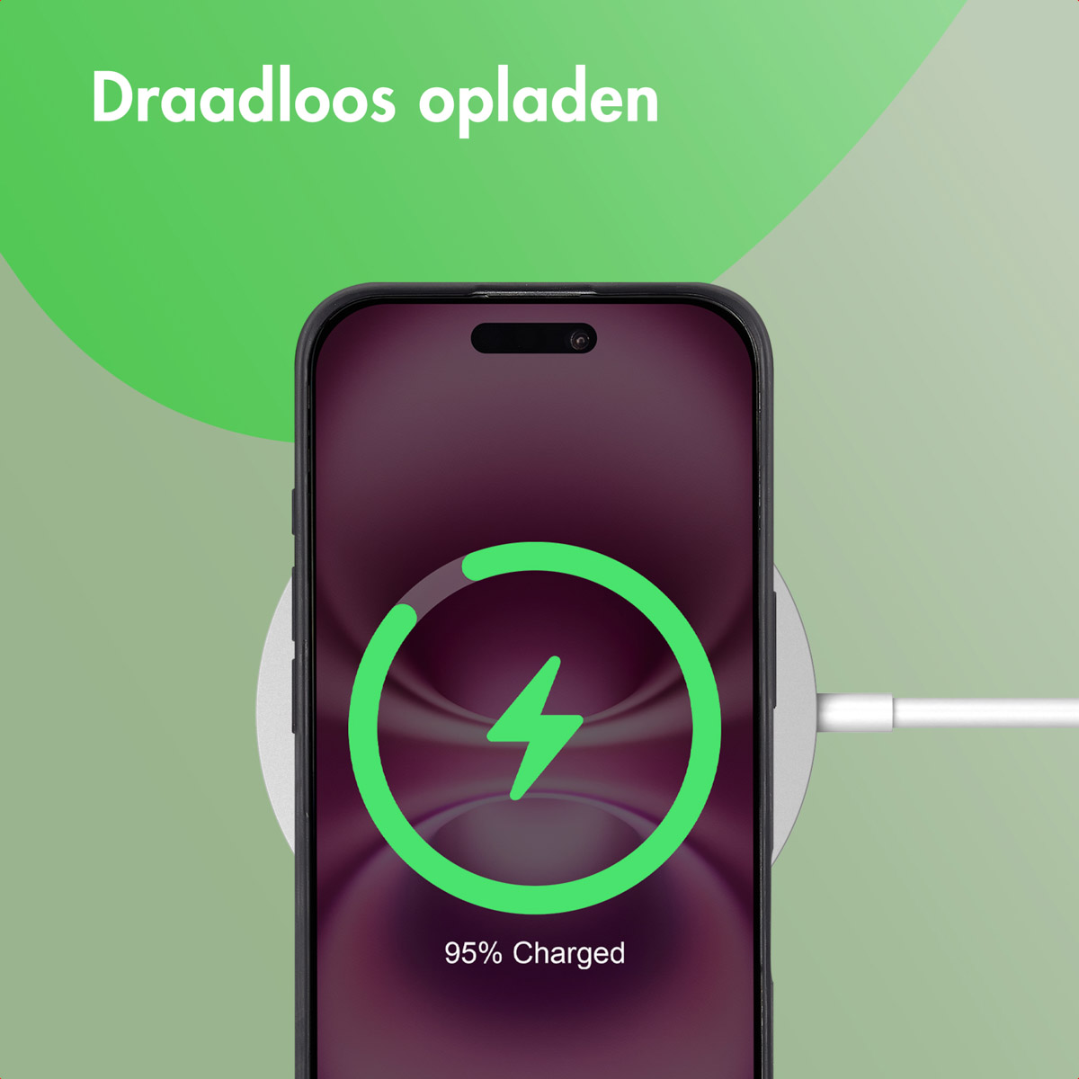 Téléphone se chargeant sans fil. Un symbole de chargement vert est visible. Le téléphone a un étui noir.