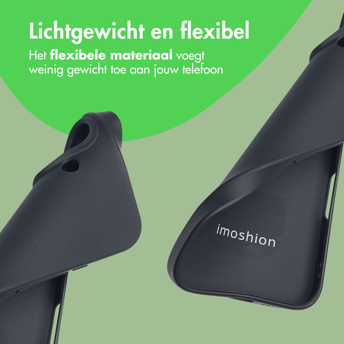 Deux coques noires, matériau souple, logo imoshion. Fond vert.
