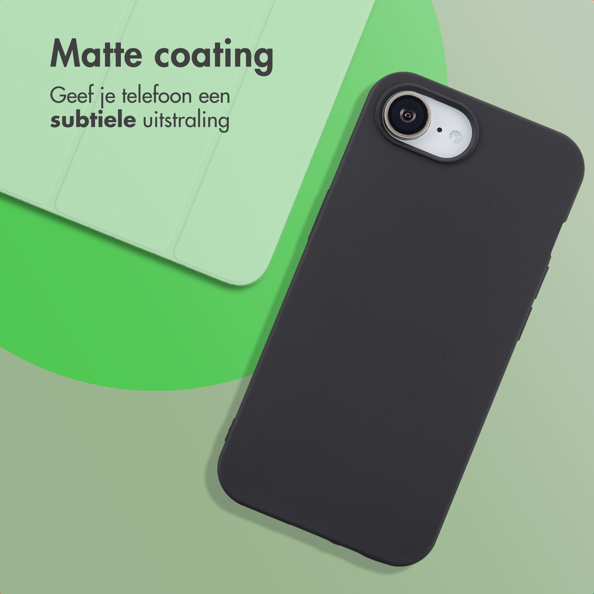 Eine schwarze Handyhülle mit Telefon. Eine matte Beschichtung ist sichtbar. Der Hintergrund ist hellgrün.