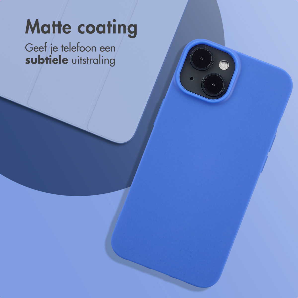 Blauwe telefoonhoes, telefoon en hoesje op blauwe achtergrond, matte coating info.