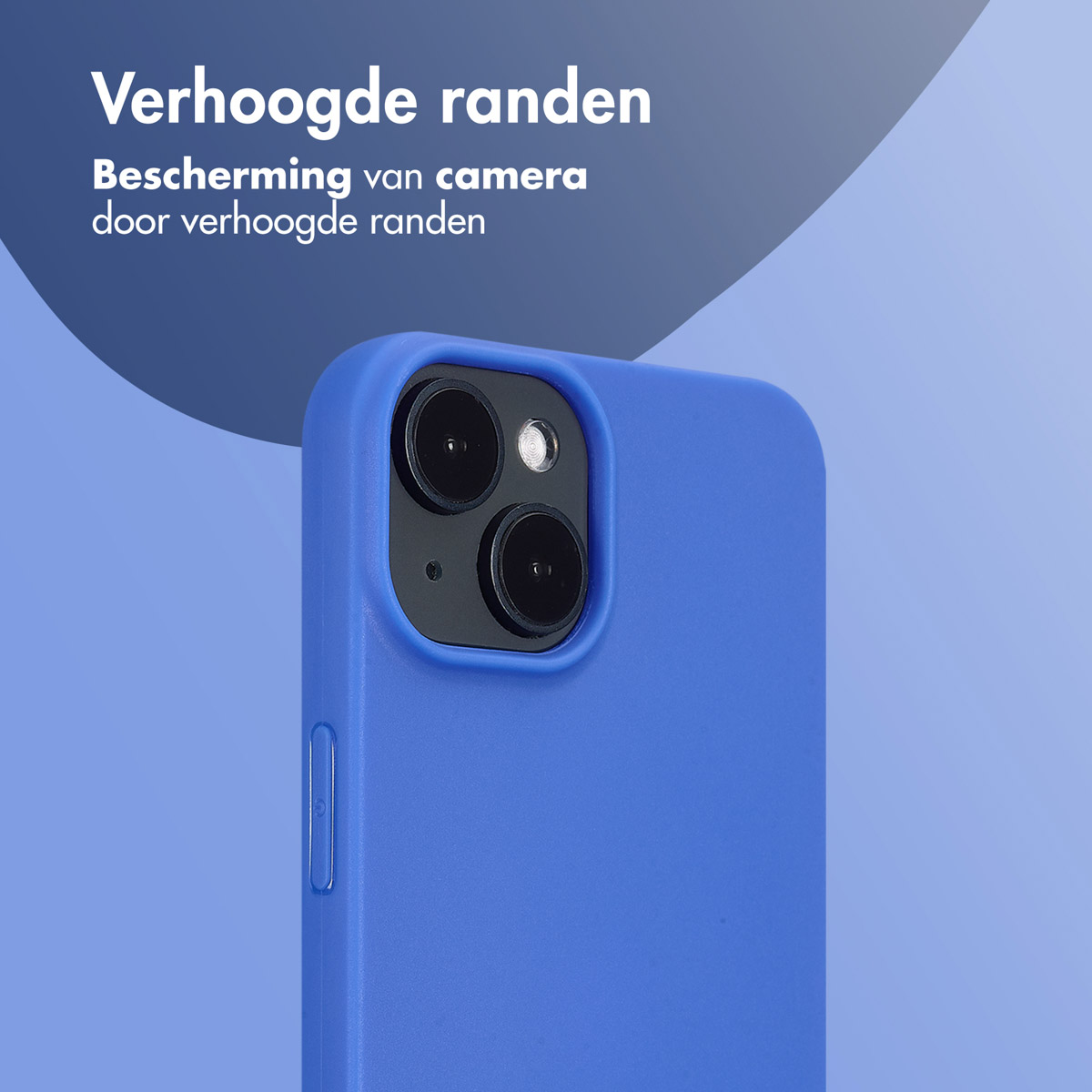 Close-up van een blauwe telefoonhoes, die de camera en de randen van de telefoon bedekt. Blauwe achtergrond.
