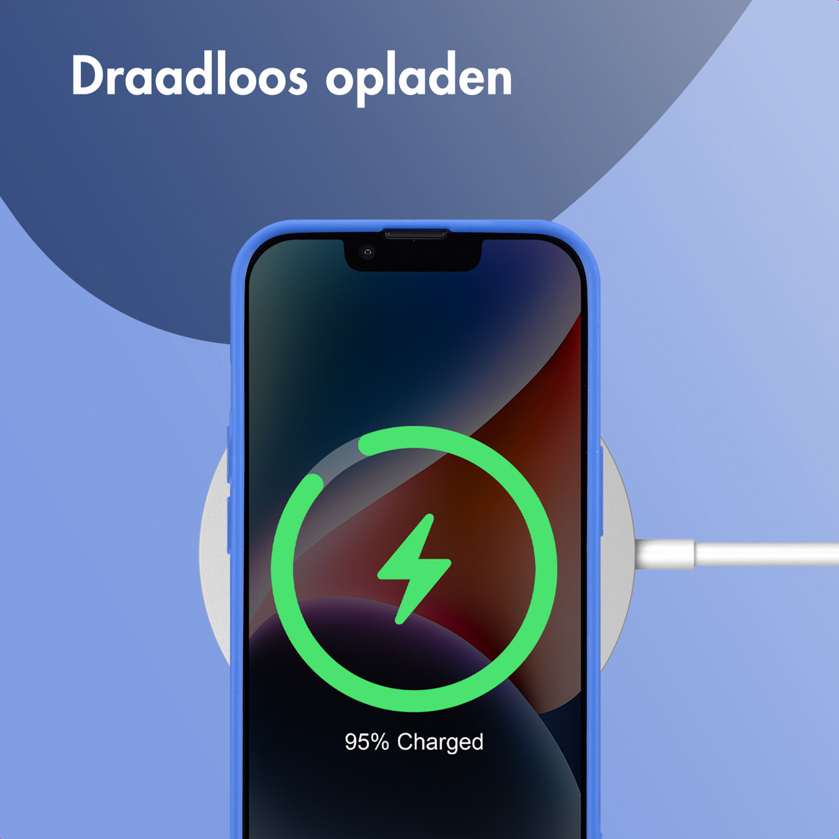 Telefoon draadloos opladen. Telefoon in blauwe hoes toont een oplaadsymbool met bliksem.