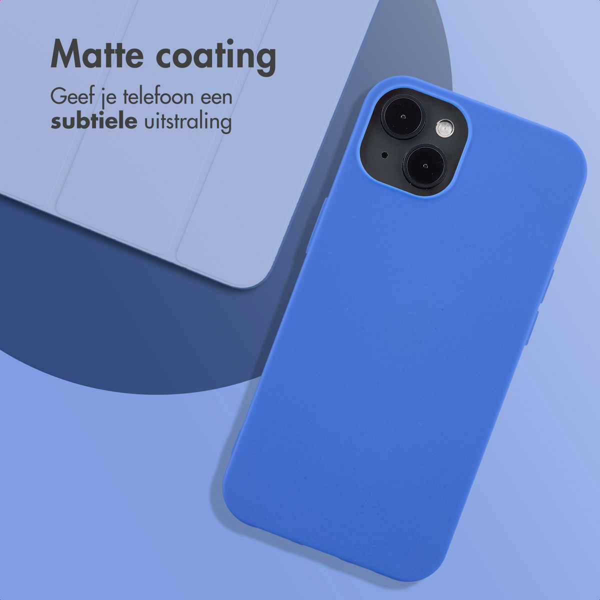 Blaue Handyhülle auf Telefon, matte Beschichtung. Blauer Hintergrund, weißer Text. Handyhülle in der Ecke.