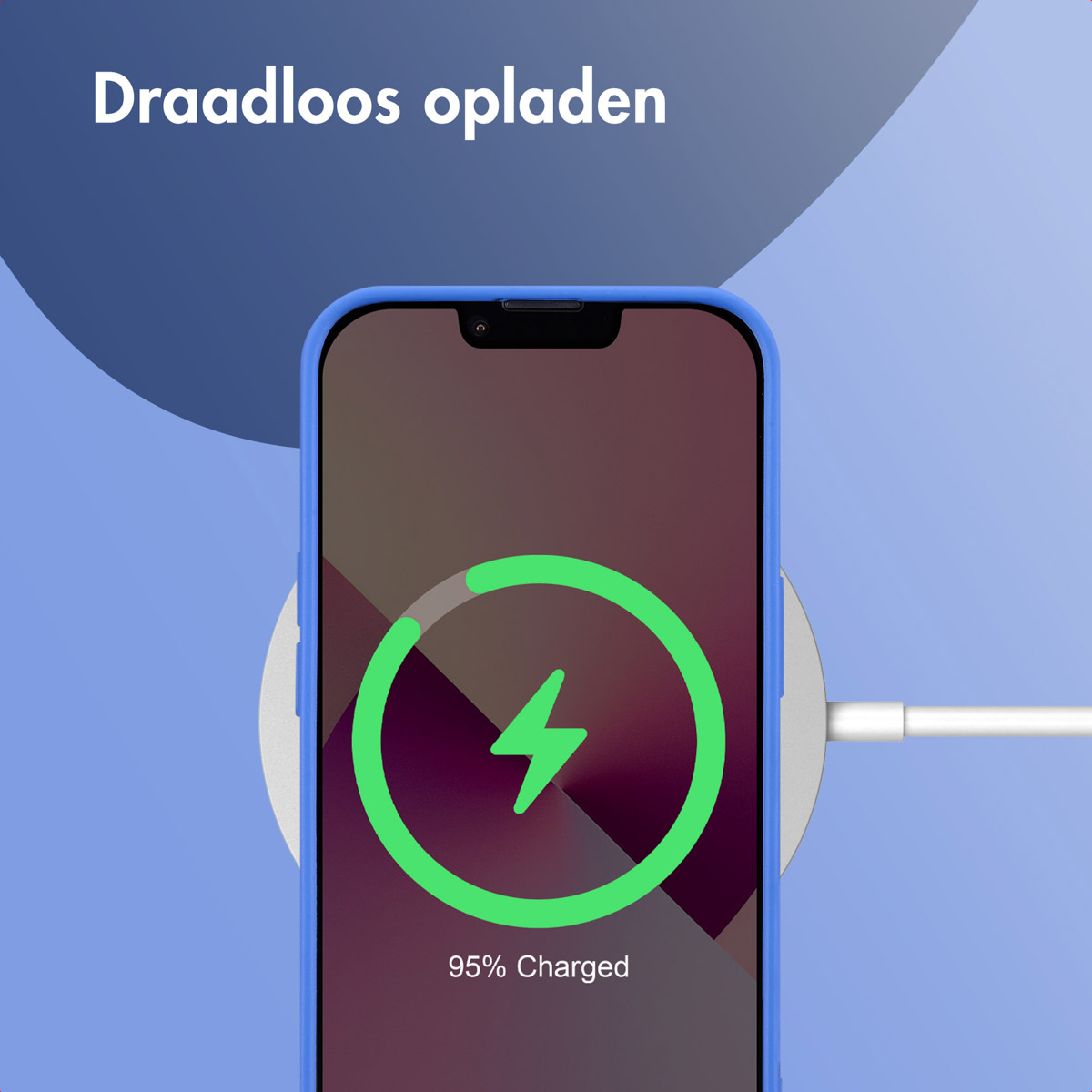 Telefon kabellos laden. Grünes Ladesymbol. 95% geladen. Blauer Hintergrund. Weißes Ladepad.