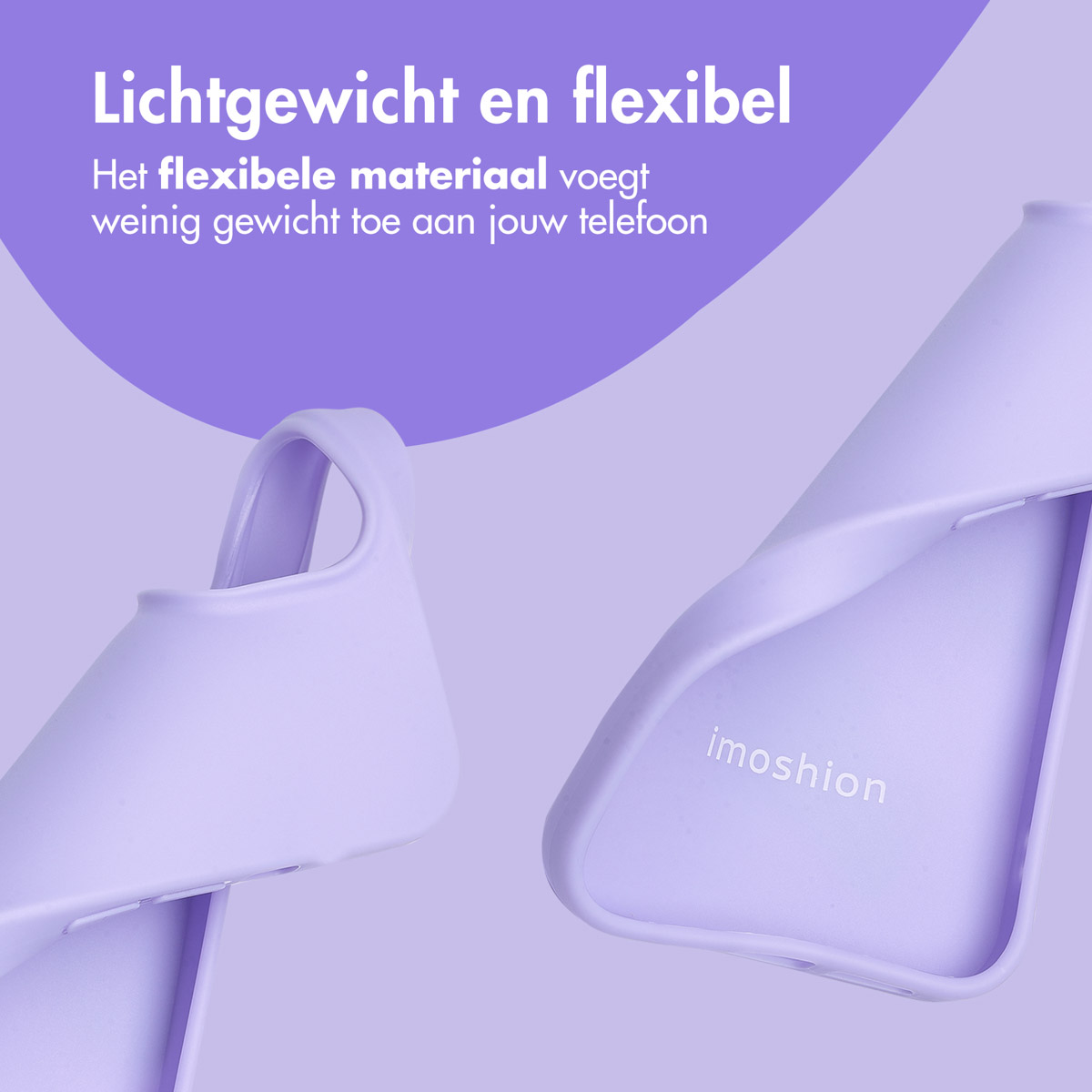 Twee flexibele telefoonhoesjes in lavendel. De hoes links is naar achteren gebogen. Het Imoshion-logo is zichtbaar.