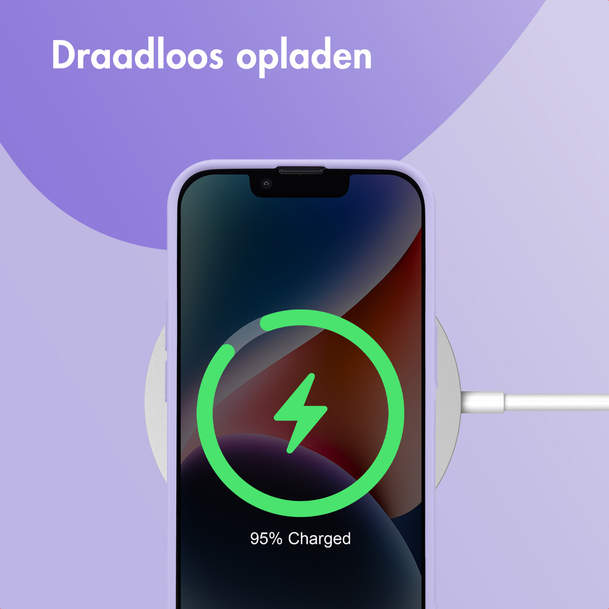 Telefoon in paarse hoes draadloos opladen. Groene bliksemschicht op scherm. 95% opgeladen.