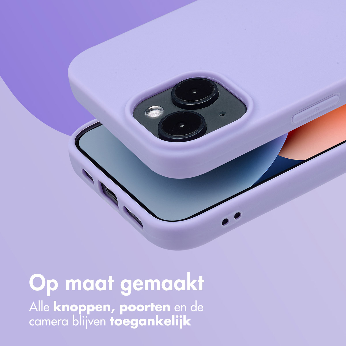 Lila telefoonhoesje. Telefoon erin, knoppen en poorten toegankelijk. Paarse achtergrond. Tekst onderaan.