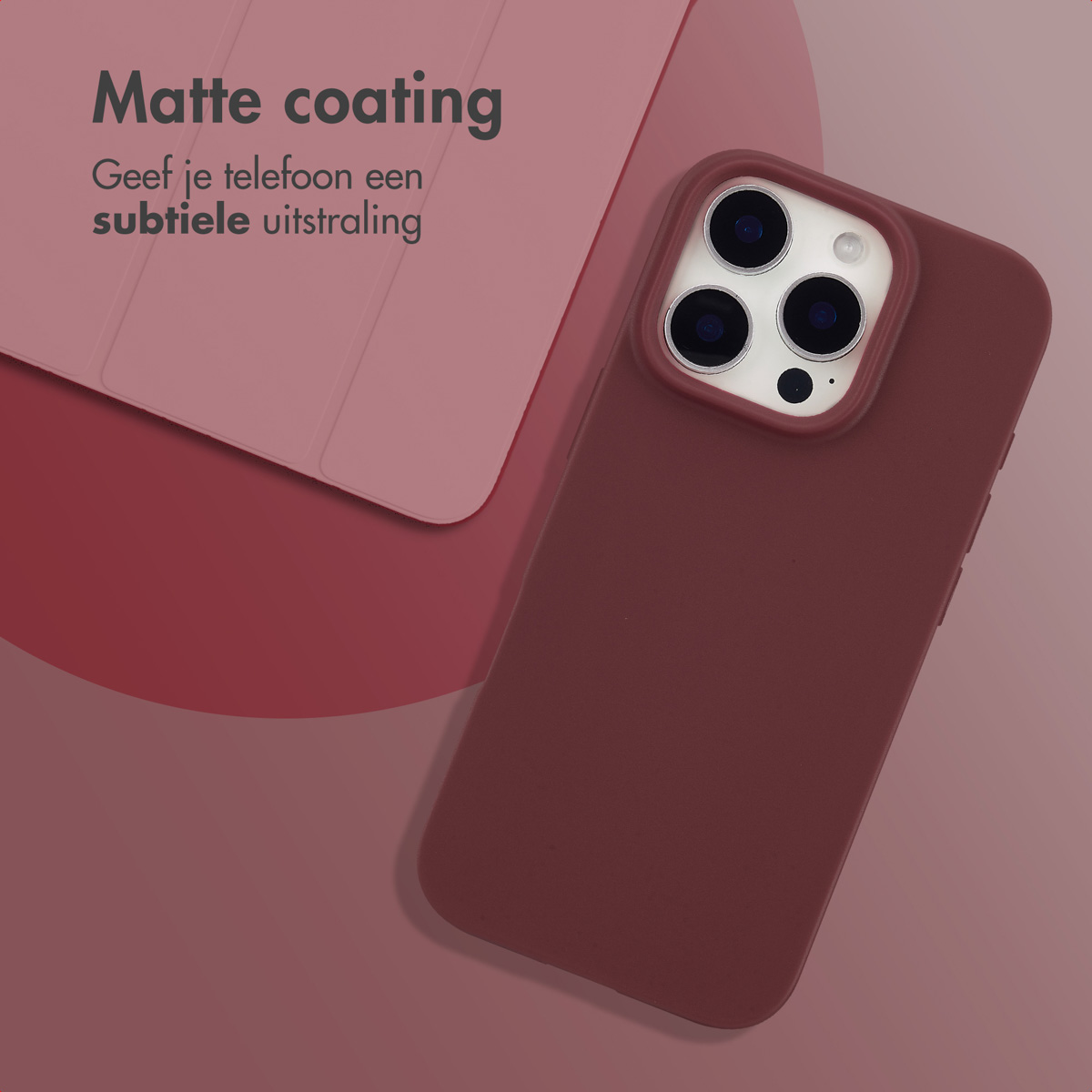 Un étui de téléphone rouge avec un téléphone à l'intérieur. L'étui est mat et le fond est rouge.
