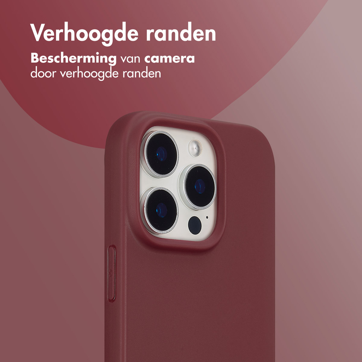 Coque bordeaux avec lentilles de caméra visibles, sur fond dégradé.