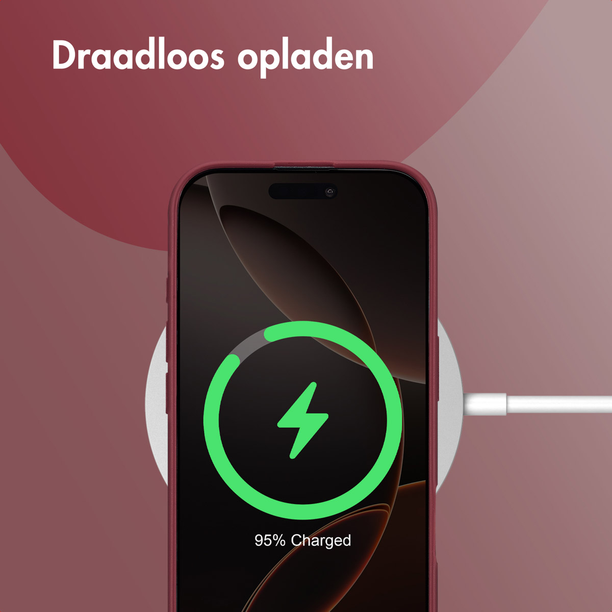 Un téléphone se chargeant sans fil, affichant l'icône de charge à 95 %. Coque et fond rouges.