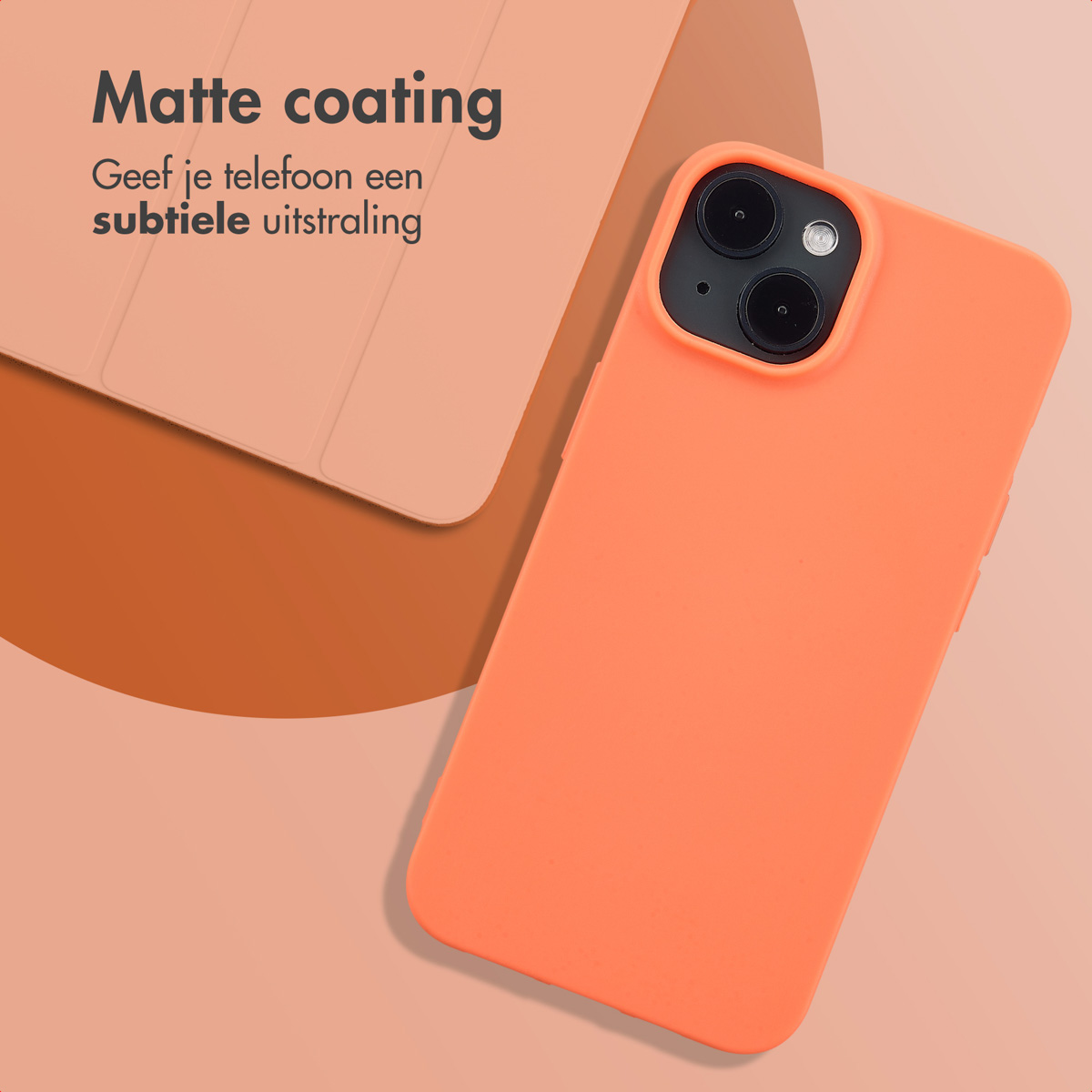 Oranje telefoonhoesje, met tekst. De telefoonhoes zit op een lichtoranje achtergrond.