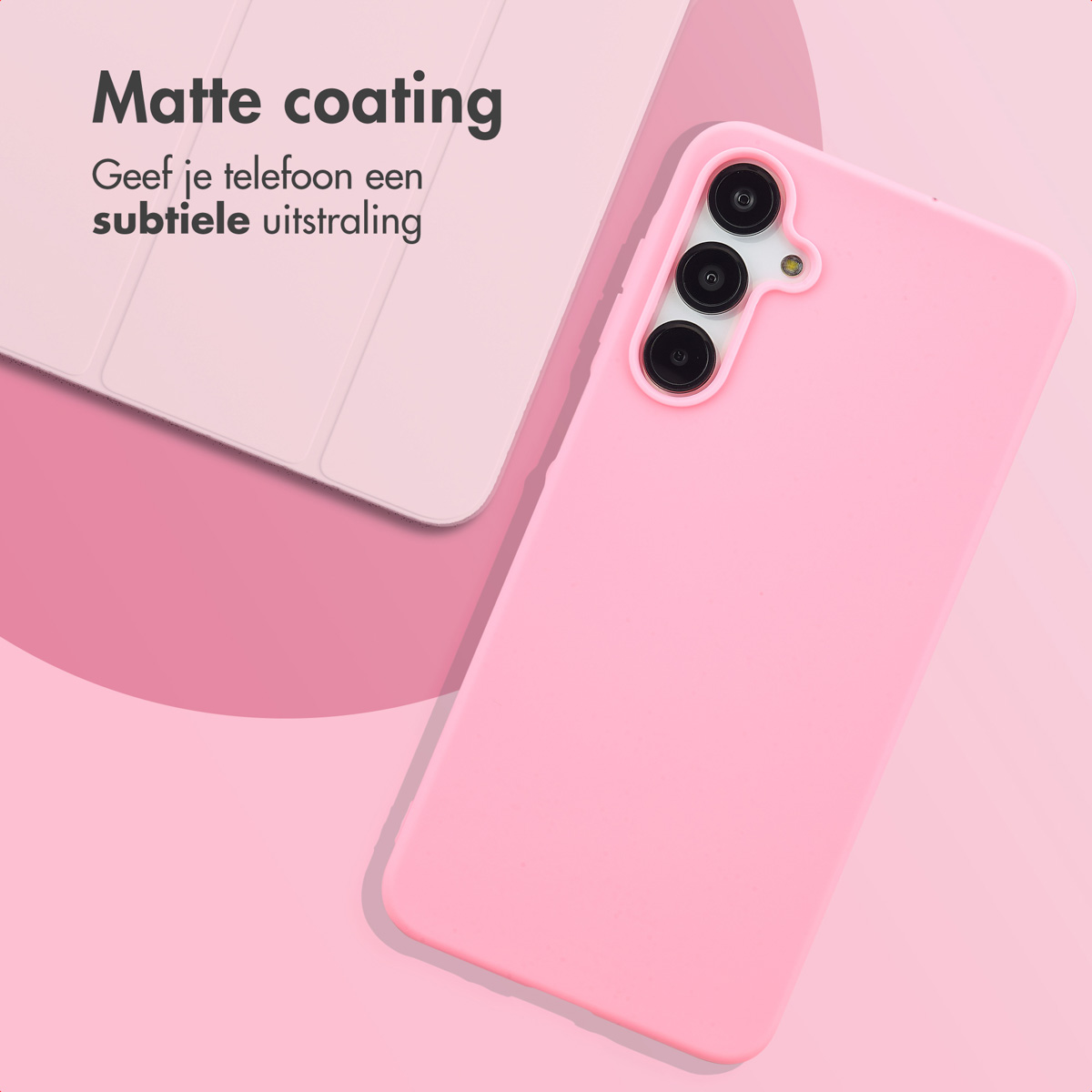 Rosa Handyhülle mit Telefon darin. Die Hülle ist rosa mit mattem Finish. Weiße Hülle im Hintergrund.