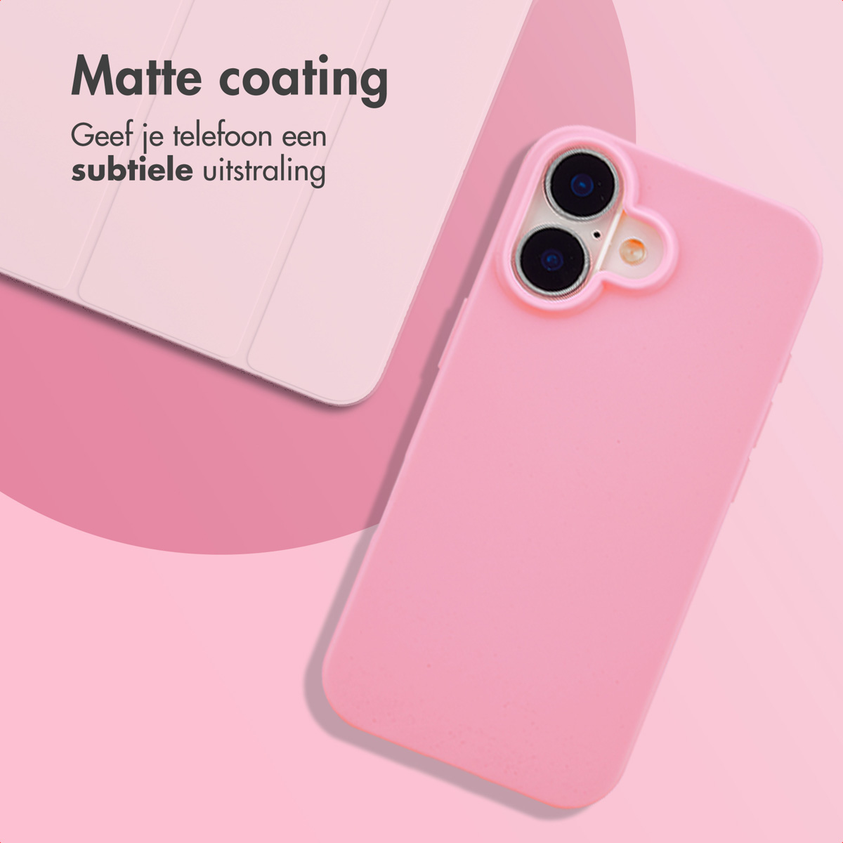 Roze telefoonhoesje. Matte coating. Tablet gedeeltelijk zichtbaar. Roze achtergrond. Witte tekst bovenaan.