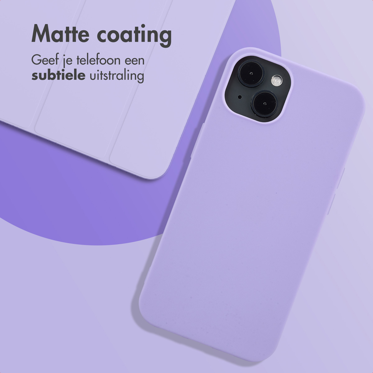 Eine lila Handyhülle und ein Telefon liegen auf einer lila Oberfläche. Der Text lautet 'Matte Beschichtung'.