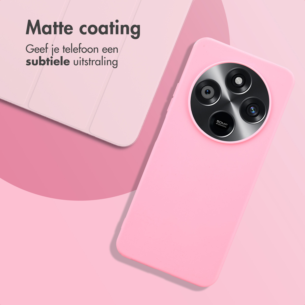 Een telefoonhoesje naast een telefoon. De hoes is roze. De achtergrond is roze.