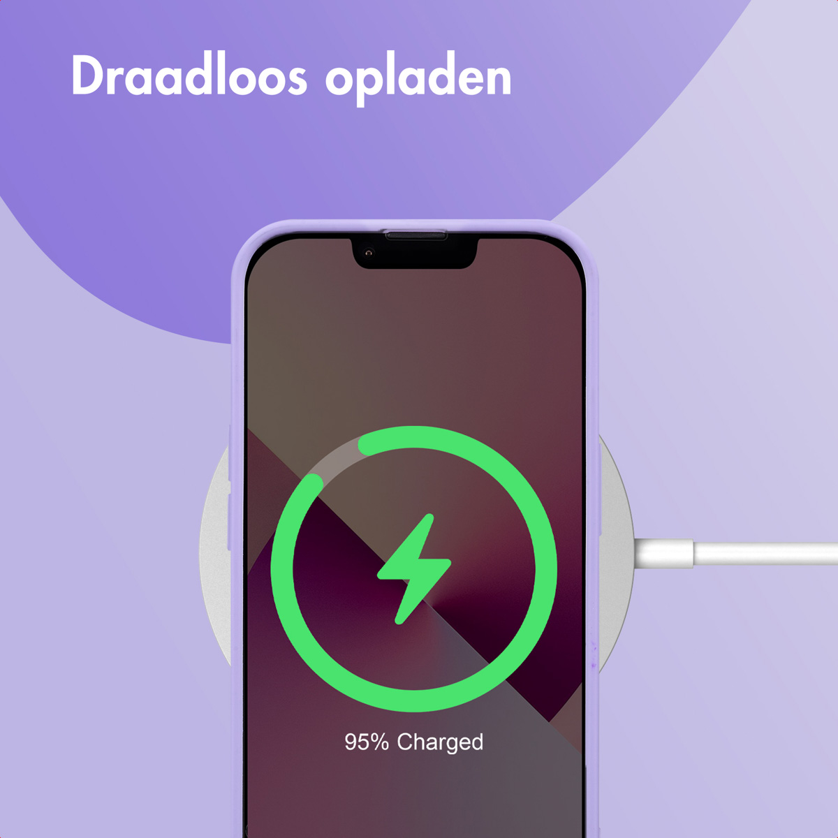 Telefon wird kabellos geladen. Ein grünes Ladesymbol ist sichtbar. Das Telefon hat eine lila Hülle.