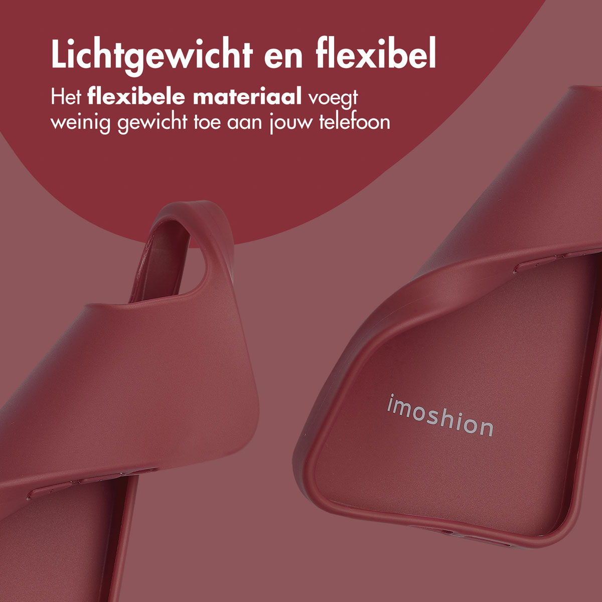 Zwei weinrote Handyhüllen, eine offen. Weinroter Hintergrund. Das Logo imoshion.