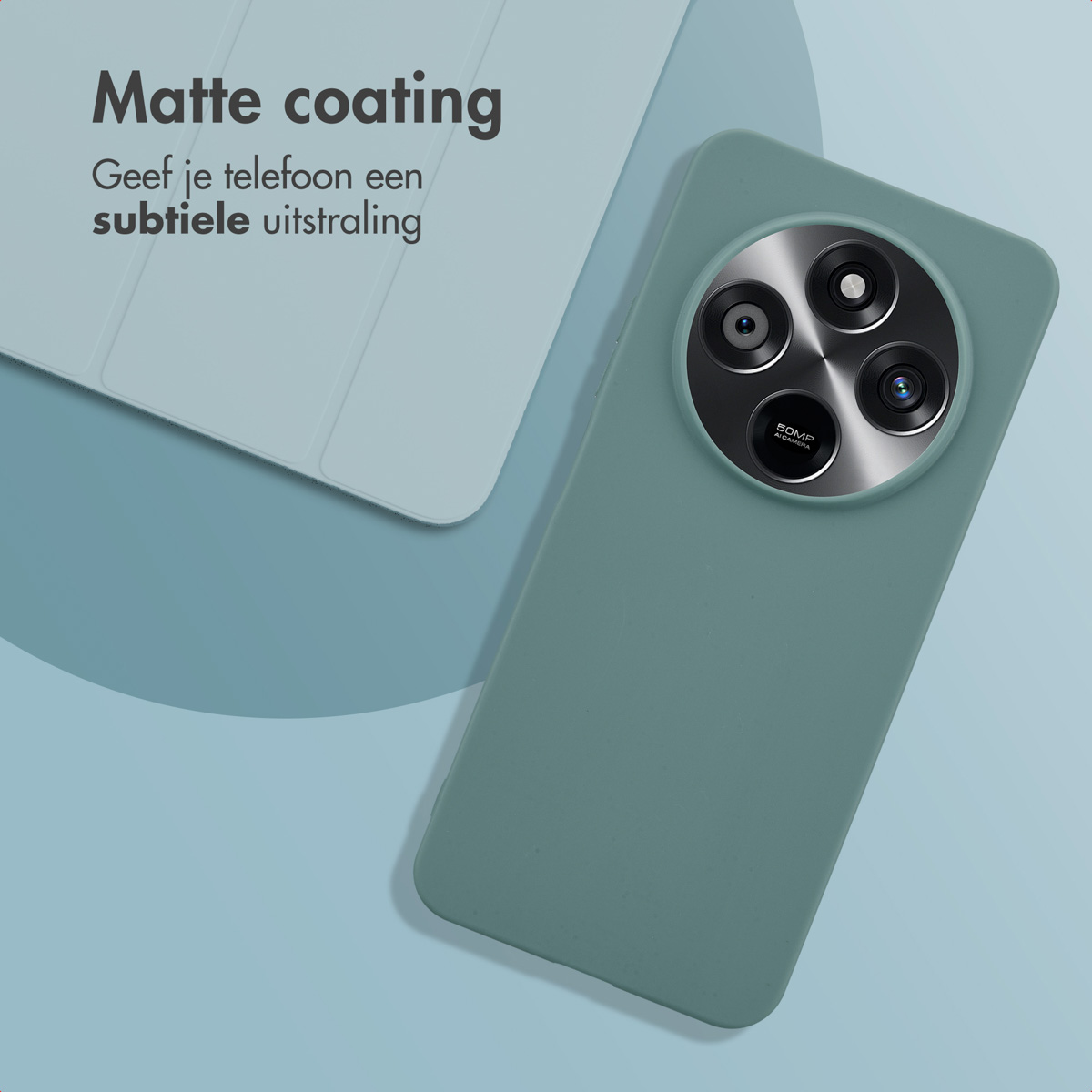 Groene telefoonhoes met camera. Een lichtblauwe achtergrond en witte hoes zijn zichtbaar.