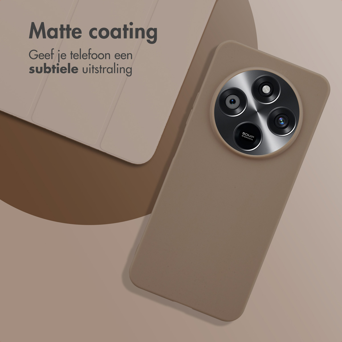 Beige telefoonhoes met camera. Een beige achtergrond en witte hoes zijn zichtbaar.