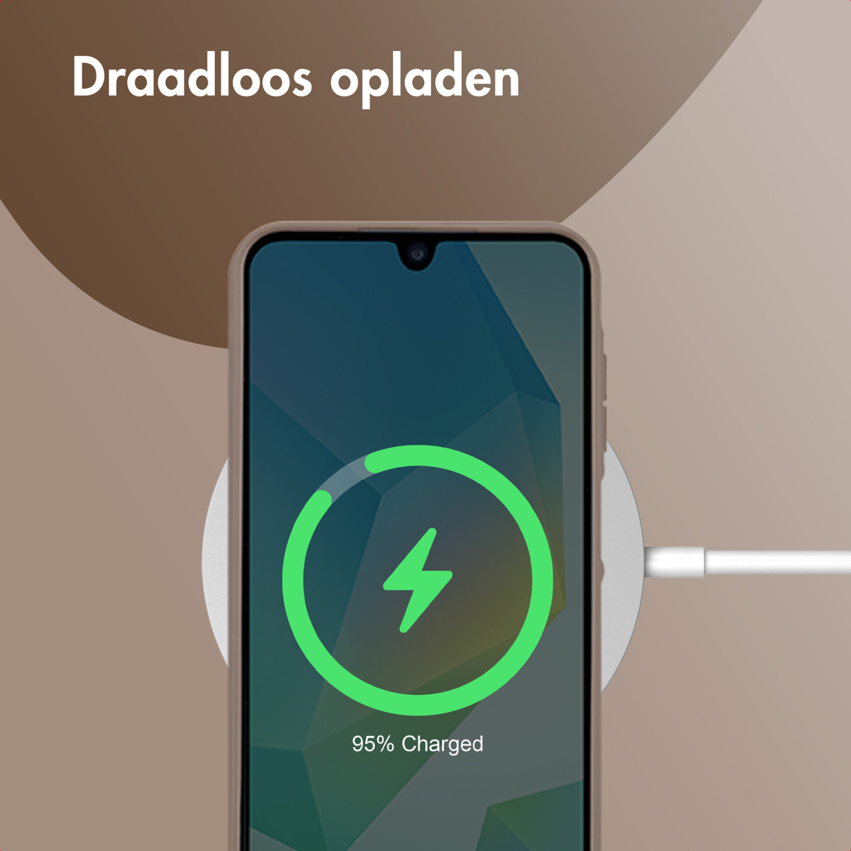 Telefon auf kabellosem Ladegerät, Bildschirm zeigt grünes Ladesymbol. Hellbraune Handyhülle.