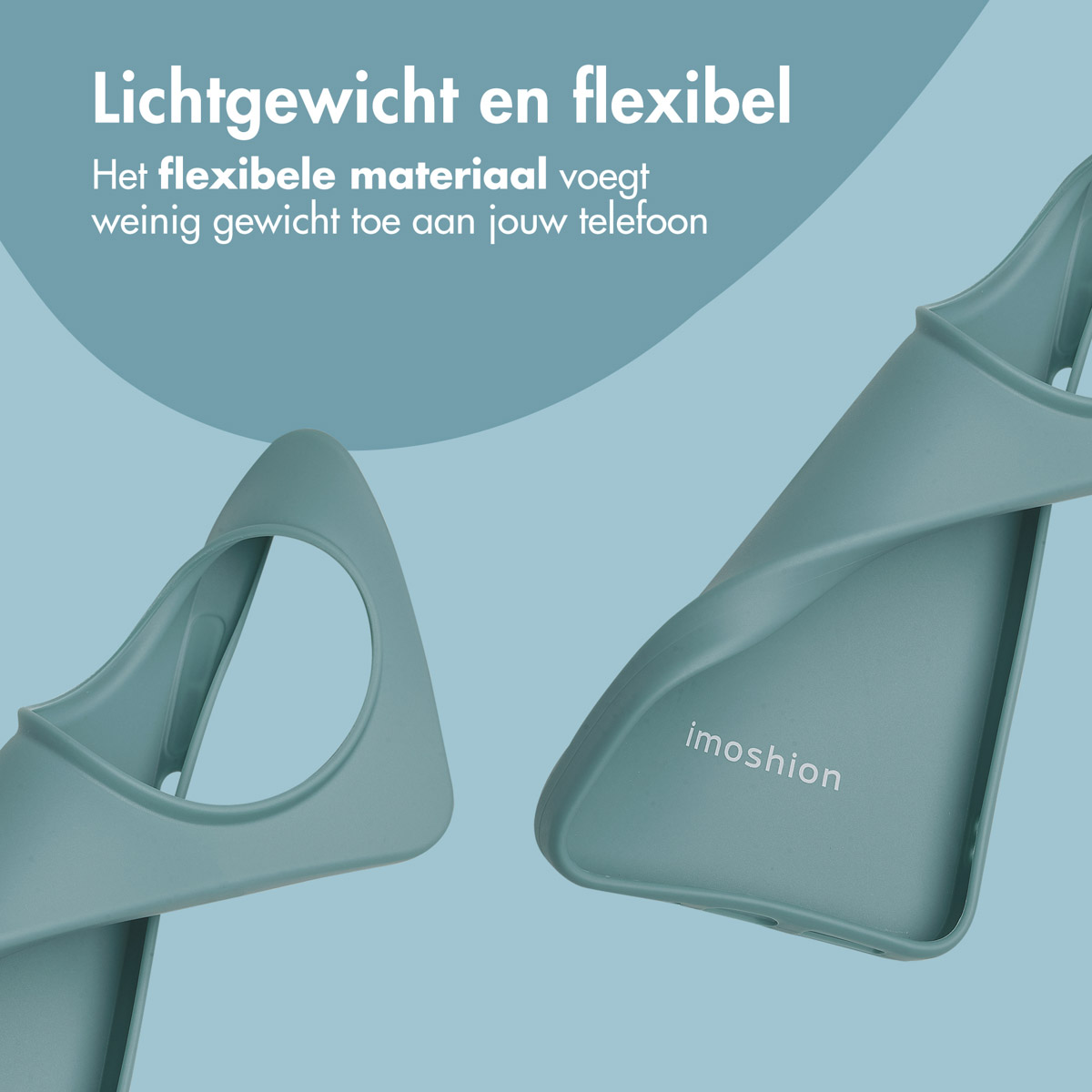 Twee flexibele telefoonhoesjes in zeegroen. De hoes links is naar achteren gebogen. Het Imoshion-logo is zichtbaar.