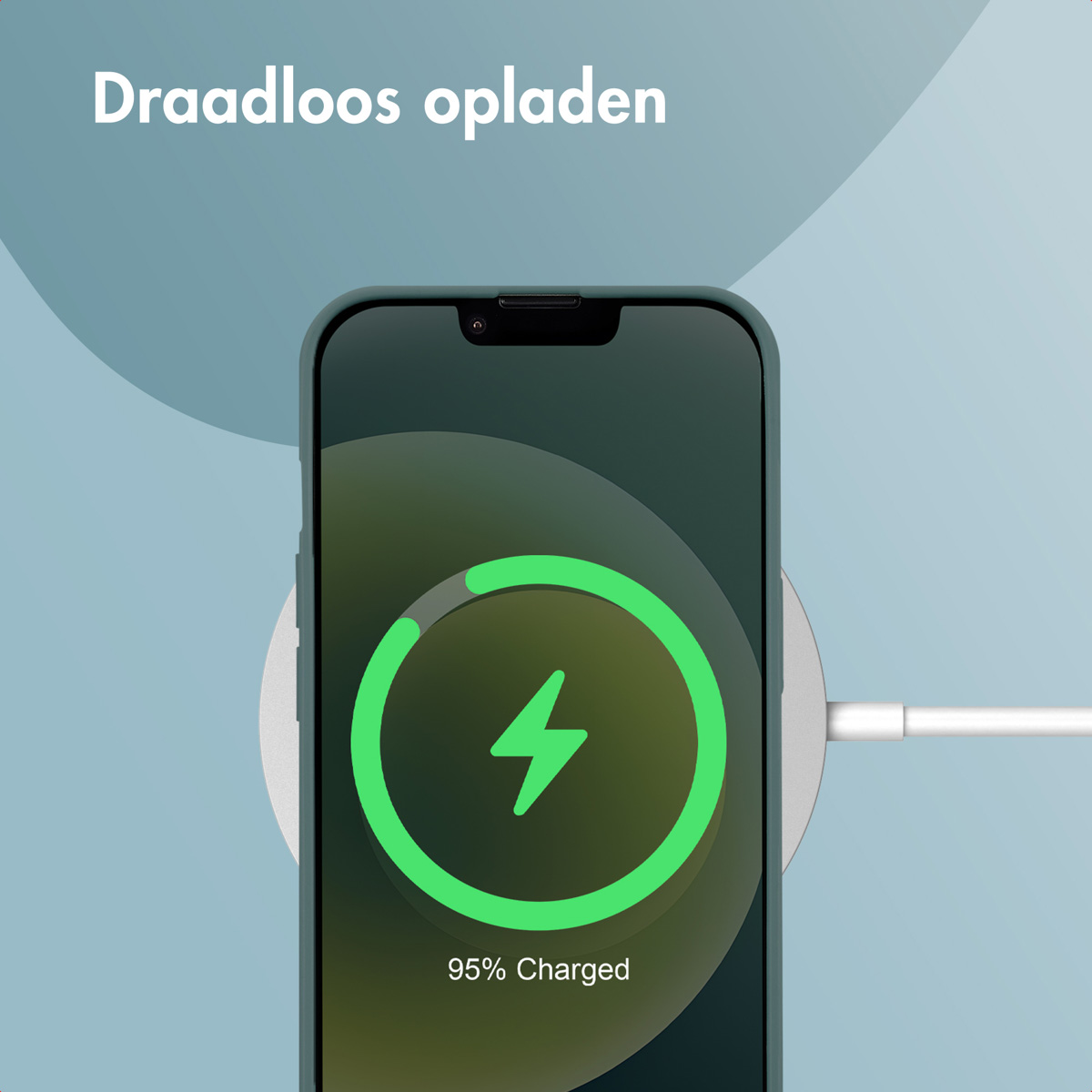 Telefon wird drahtlos geladen. 95 % geladen. Grüner Blitz auf dem Bildschirm. Weißes Ladegerät und blauer Hintergrund.