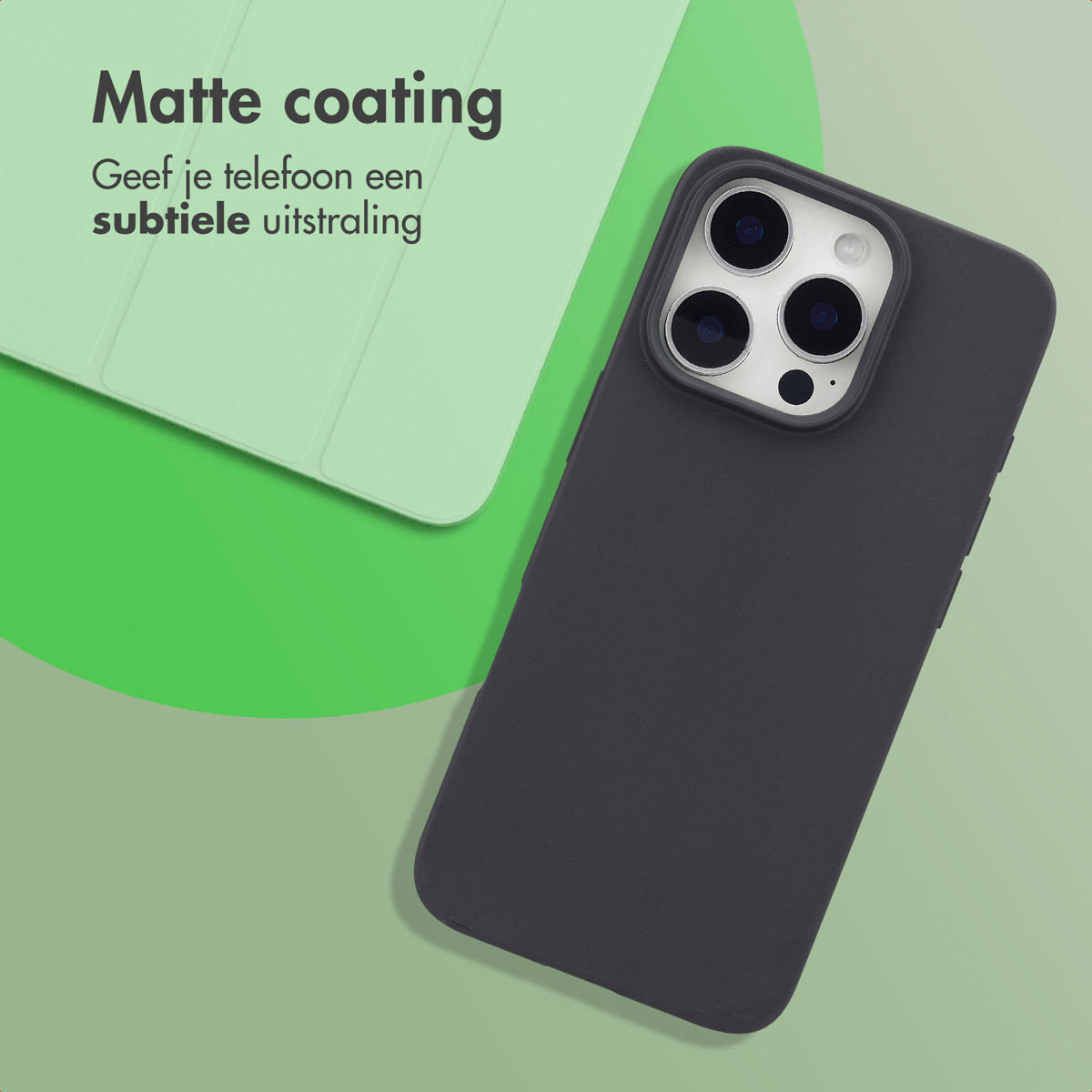 Coque de téléphone gris foncé, avec du texte. La coque est sur un fond vert.