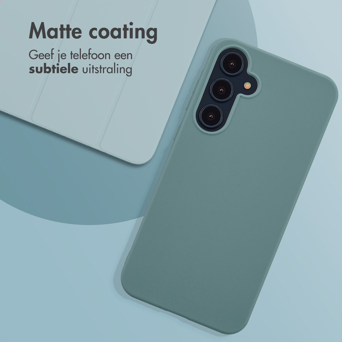 Téléphone dans une coque verte, vue en angle. Fond bleu. Tablette blanche visible. Revêtement mat.