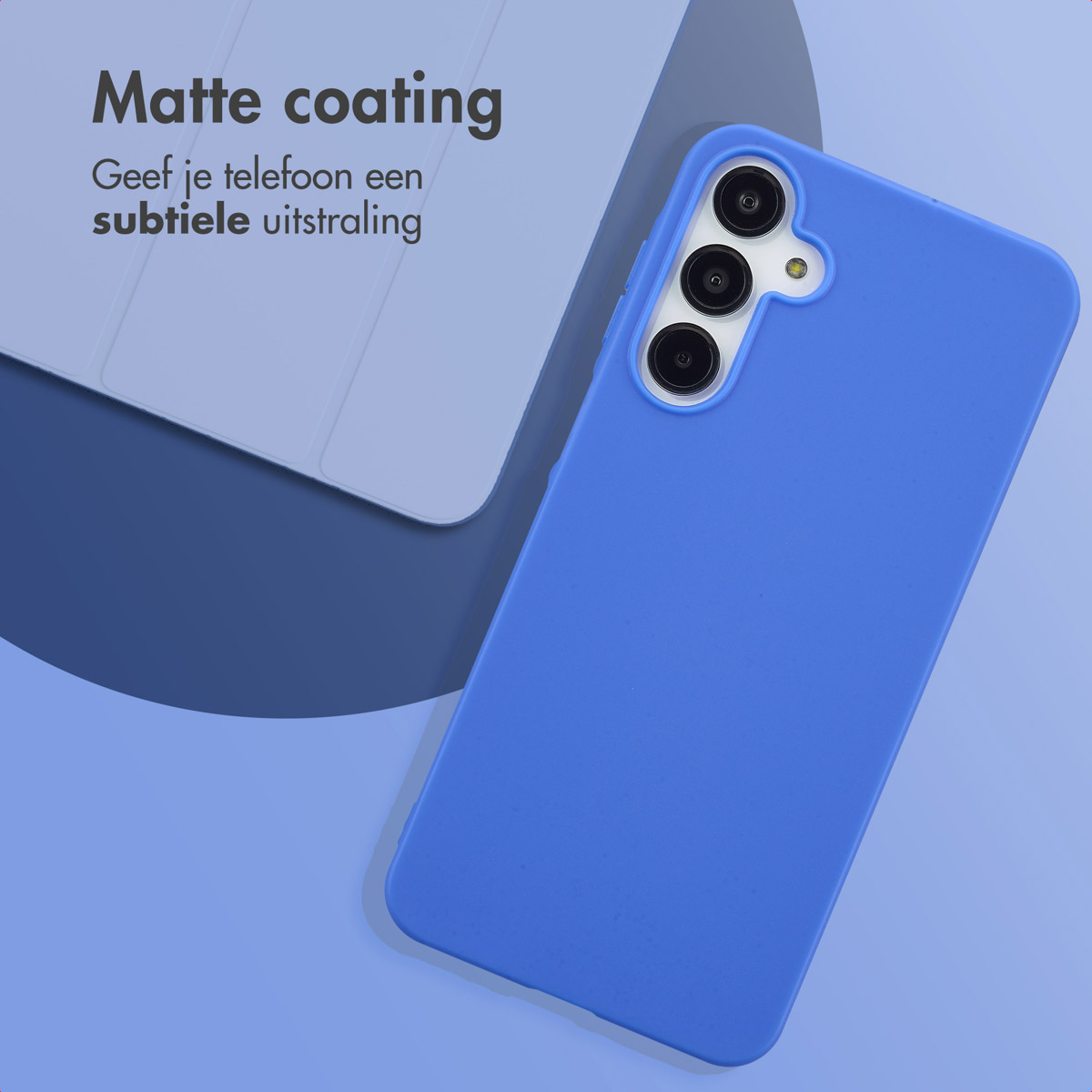Een blauwe telefoonhoes en telefoon. Een witte tablet staat op de achtergrond. De achtergrond is blauw.