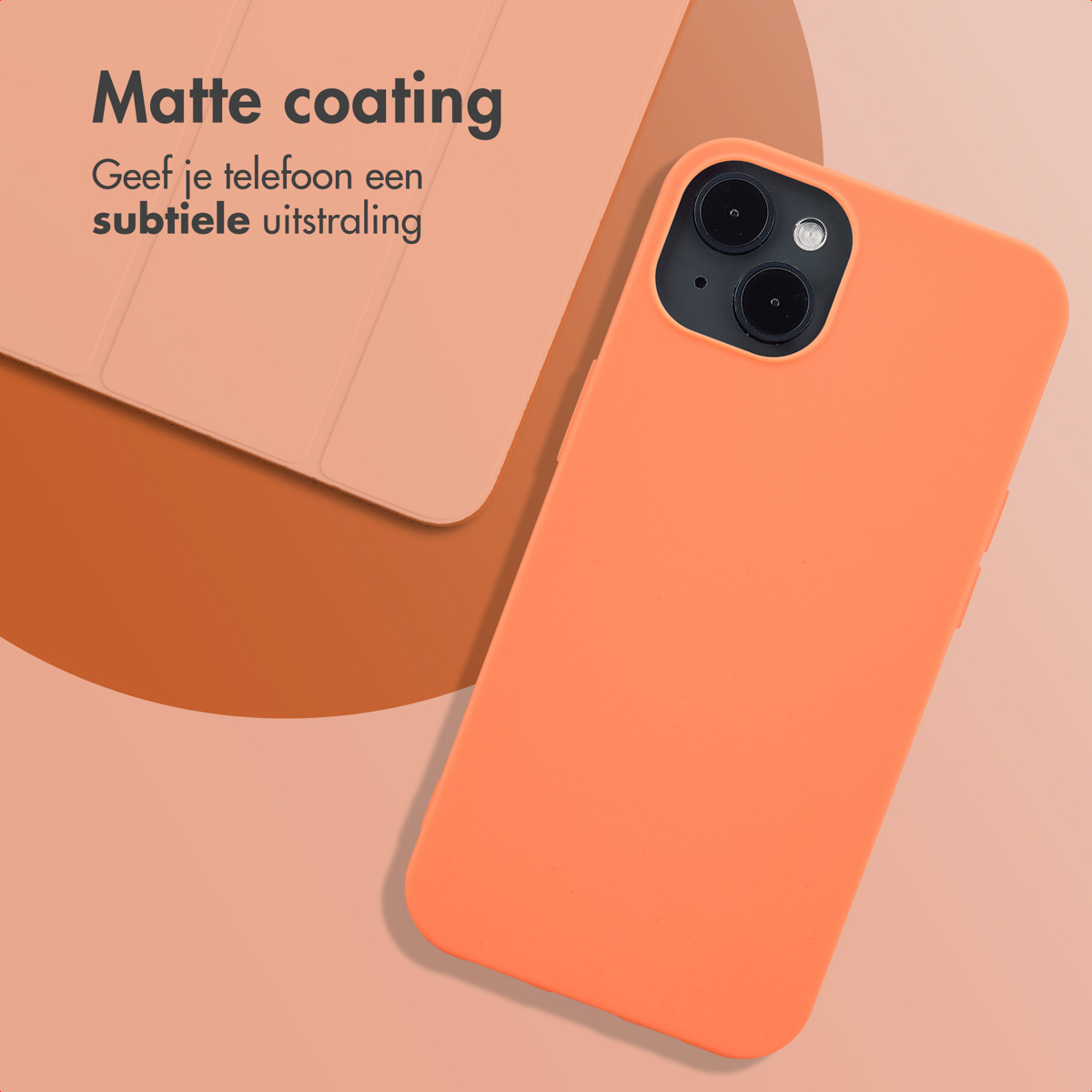 Eine orangefarbene Handyhülle mit einem Telefon darin. Die Hülle hat Kamera- und Knopfaussparungen. Der Hintergrund ist orange.