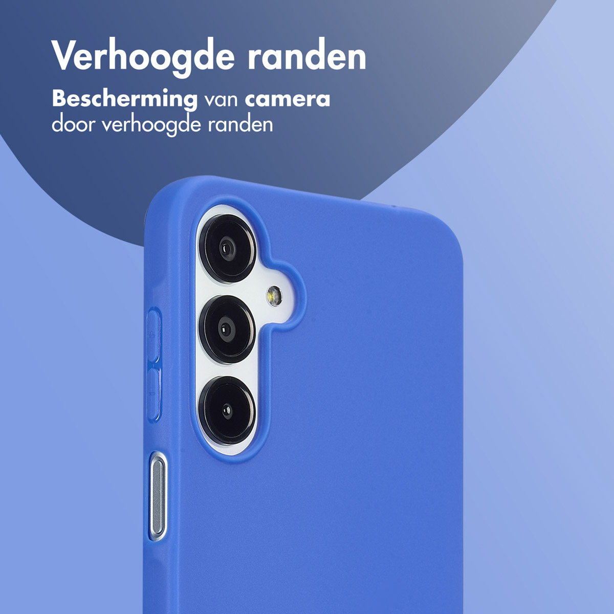 Close-up van een blauwe telefoonhoes met een camera-uitsparing. Drie cameralenzen zijn zichtbaar.