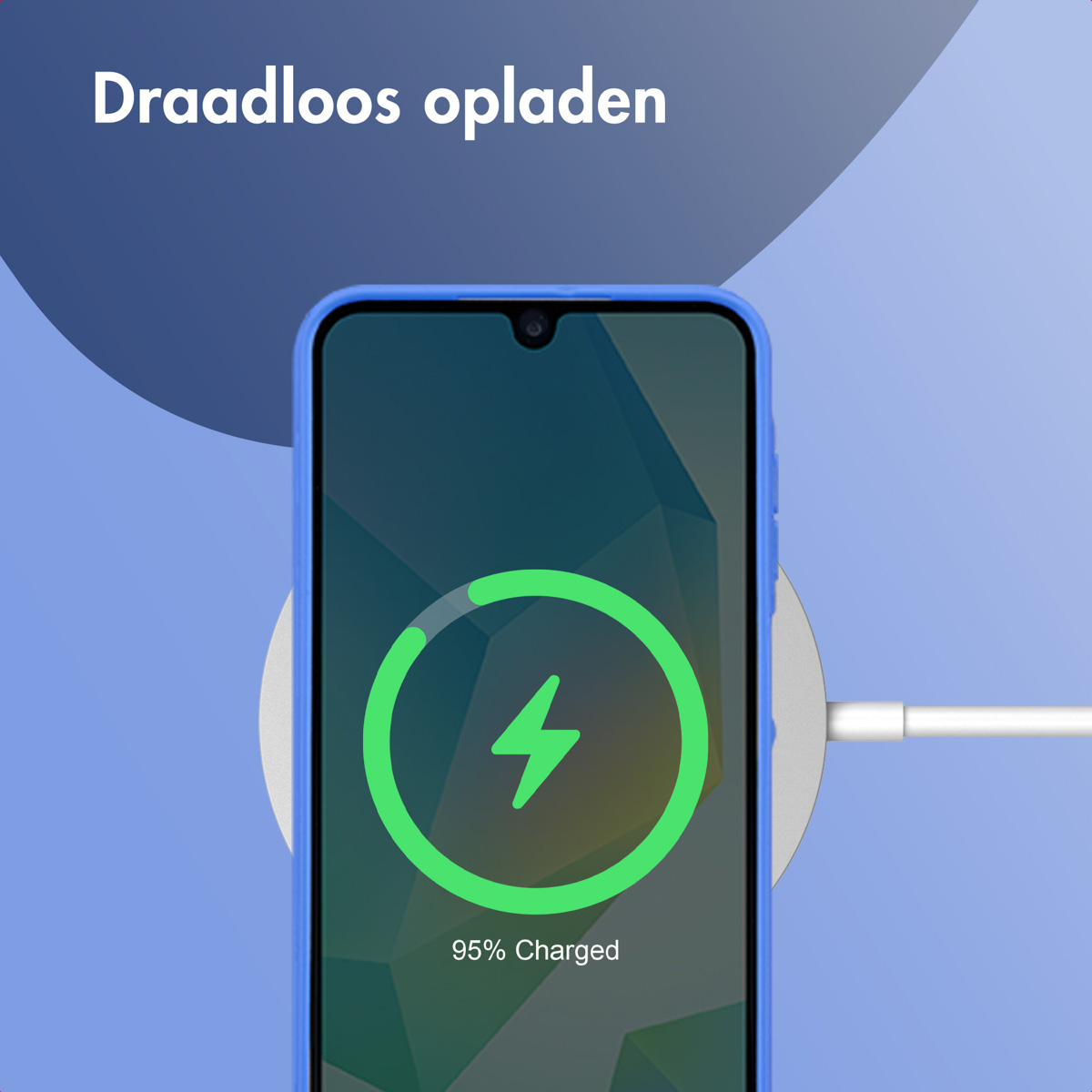 Telefoon draadloos opladen. Groen laadpictogram op het scherm.