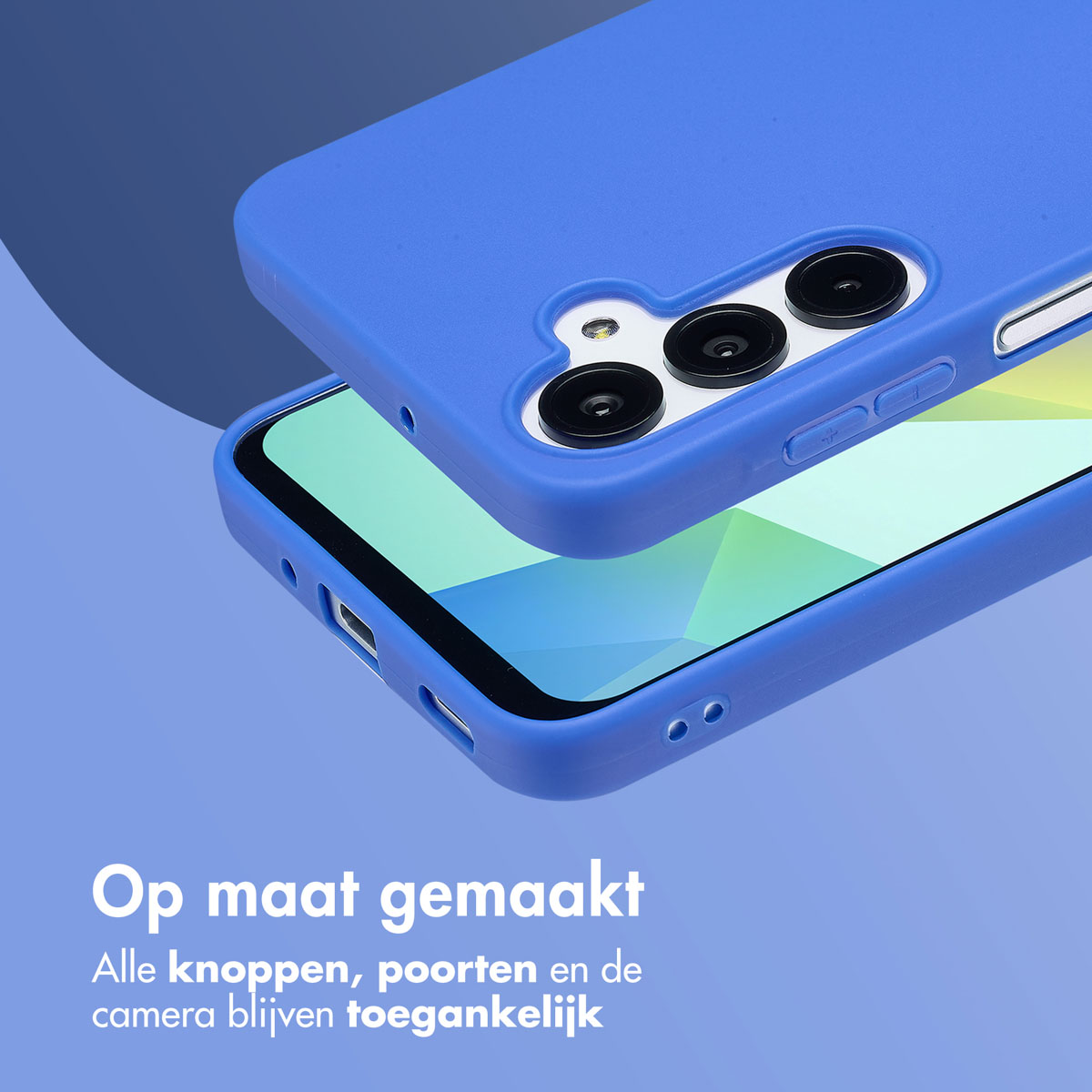 Blauwe telefoonhoes met telefoon. Tekst: Op maat gemaakt. Knoppen, poorten en camera toegankelijk.
