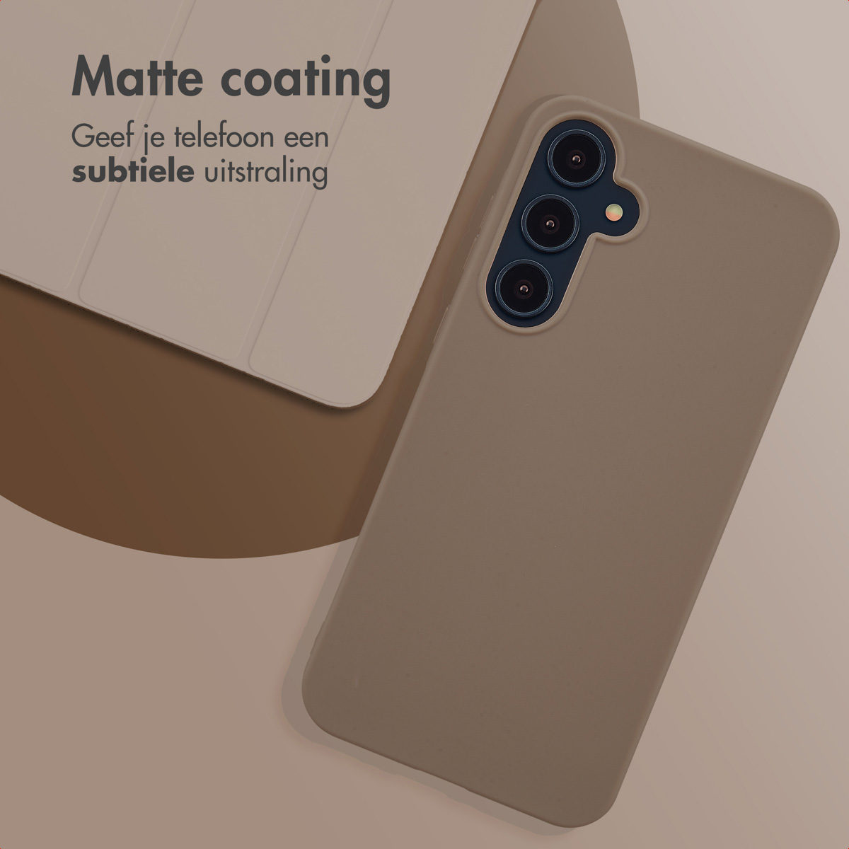 Beige telefoonhoes met drie cameralenzen en een witte cover op een bruin oppervlak.