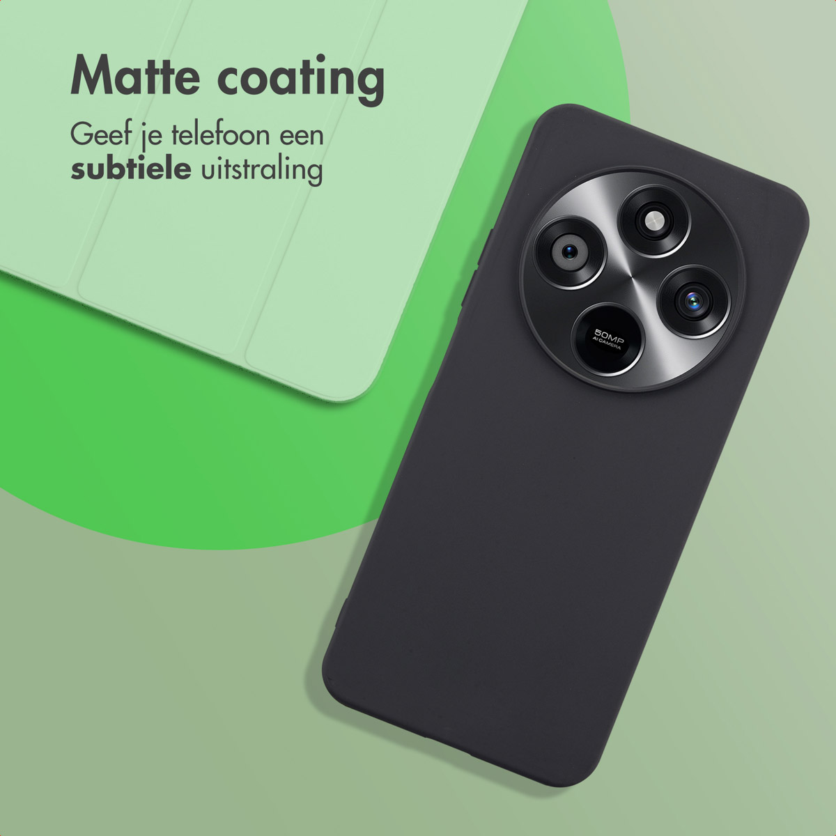 Een zwarte telefoon en hoesje. Een groene achtergrond met een lichtgroene plaat.
