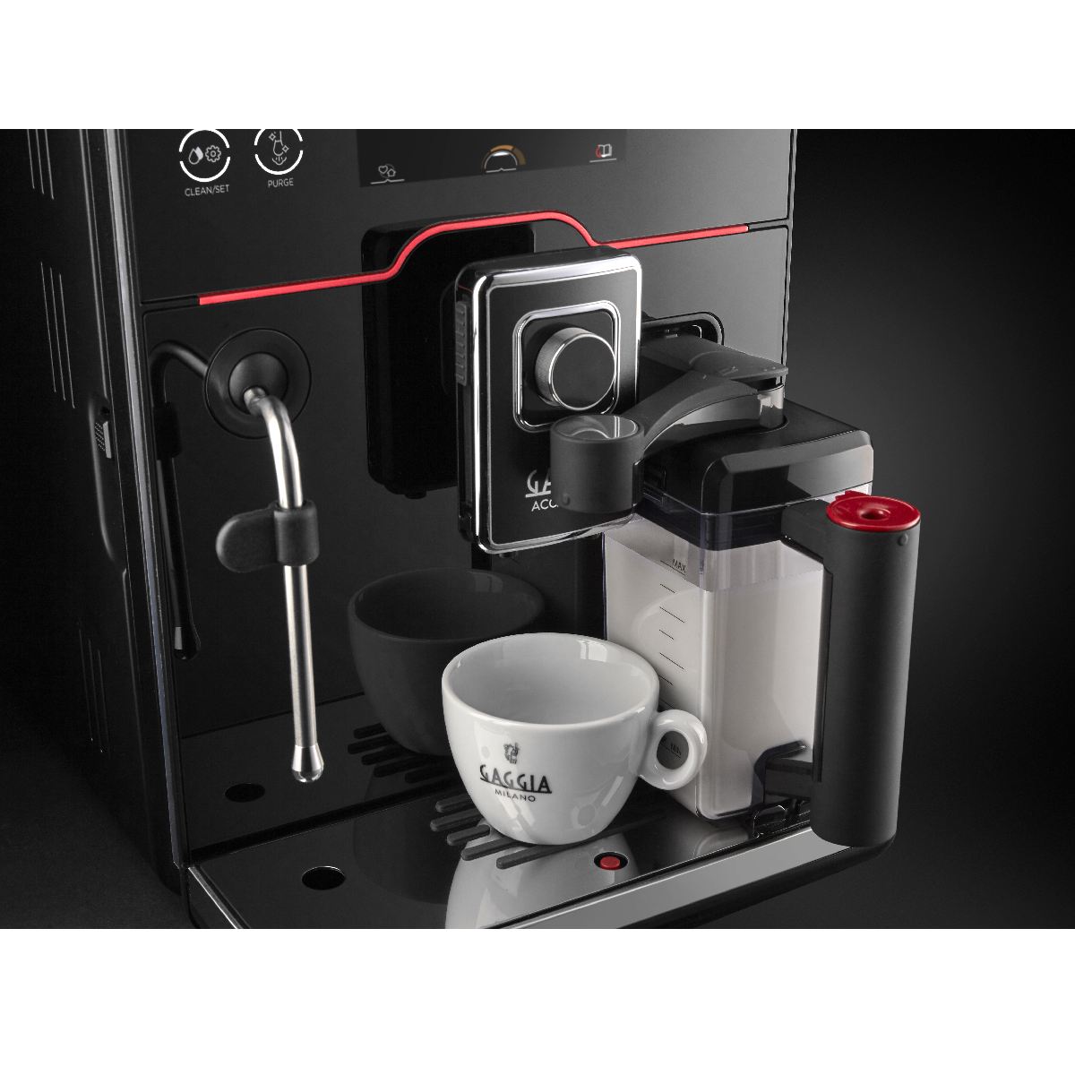 Schwarze und stählerne Espressomaschine mit Tasse und Milchbehälter. Maschine hat Knöpfe und einen Wassertank.