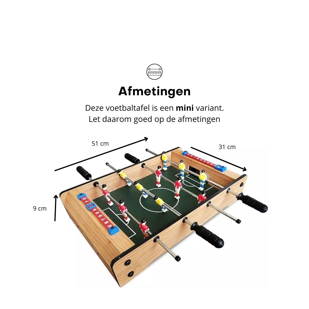 Mini tafelvoetbal met afmetingen. Houten tafel met zwarte handgrepen en rood/gele spelers.